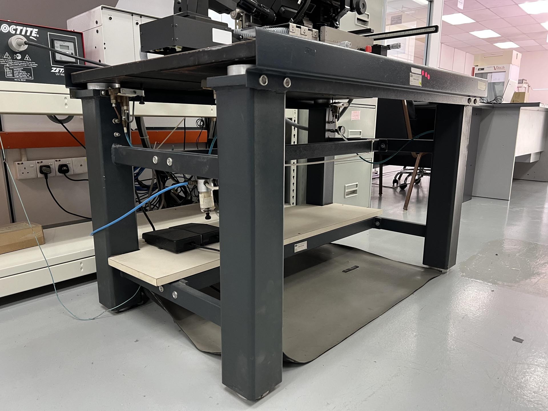 Photo Used KINETIC SYSTEMS Vibraplane For Sale