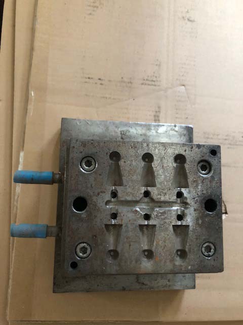 图为 已使用的 VARIOUS Lot of (2) injection molding machines 待售