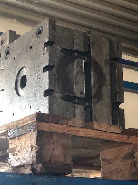 图为 已使用的 VARIOUS Lot of (2) injection molding machines 待售