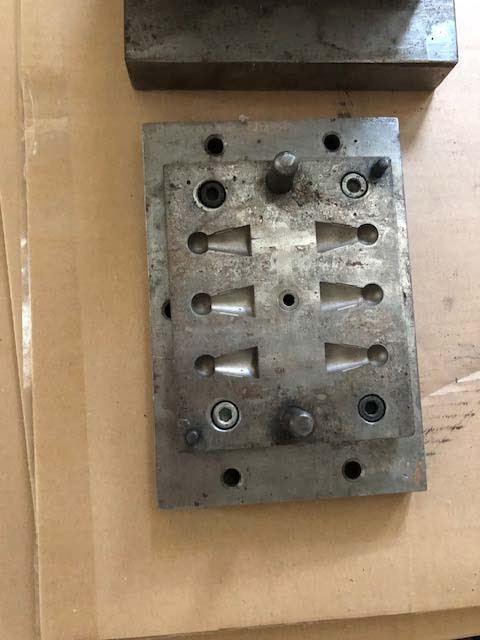 图为 已使用的 VARIOUS Lot of (2) injection molding machines 待售