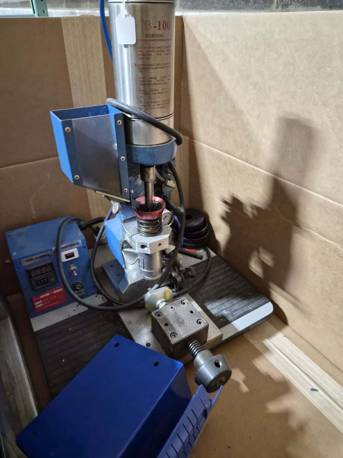 Foto Verwendet AB PLASTIC INJECTORS AB-100 Zum Verkauf