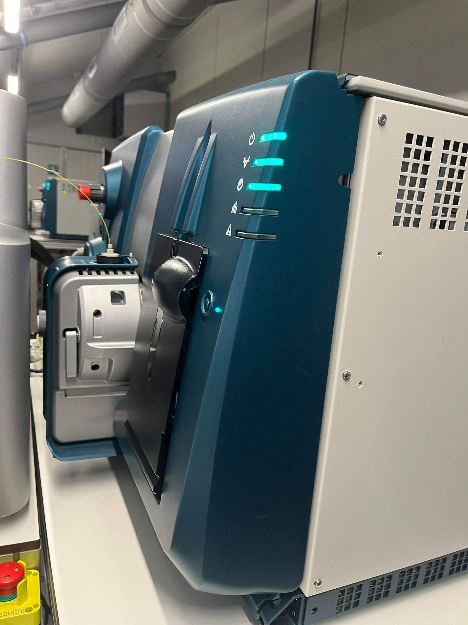 Photo Used AB SCIEX / APPLIED BIOSYSTEMS / ABI / MDS SCIEX Triple Quad 6500+ For Sale