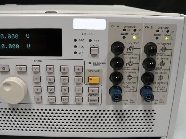 [JUNK]USED ADVANTEST R6245A 2CHANNEL VOLTAGE CURRENT SOUCE/MONITOR 2チャンネルボルテージカレントソースモニター[ST1913114] Advantest R6245 : 2 Channel Voltage Current Source⁄Monitor (1959)