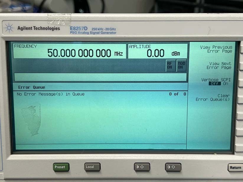 フォト（写真） 使用される AGILENT / HEWLETT-PACKARD / KEYSIGHT E8257D 販売のために