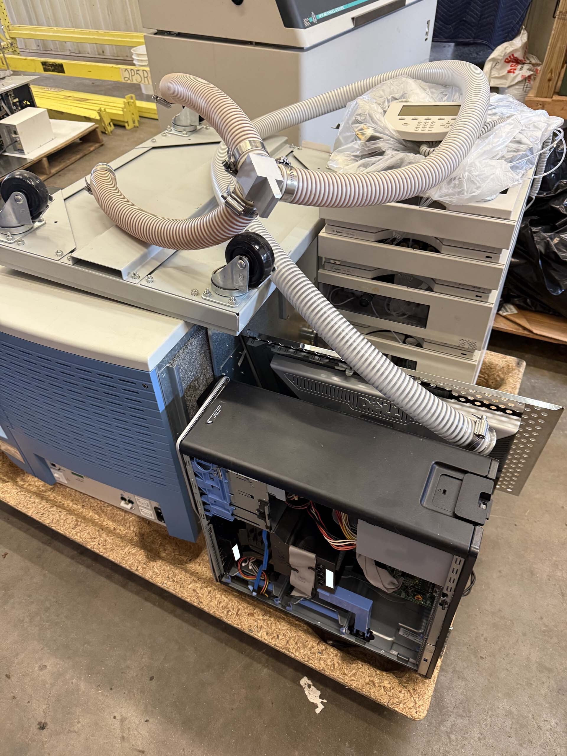 Photo Used AGILENT / HP / HEWLETT-PACKARD / KEYSIGHT 1200 / 1100 Series For Sale