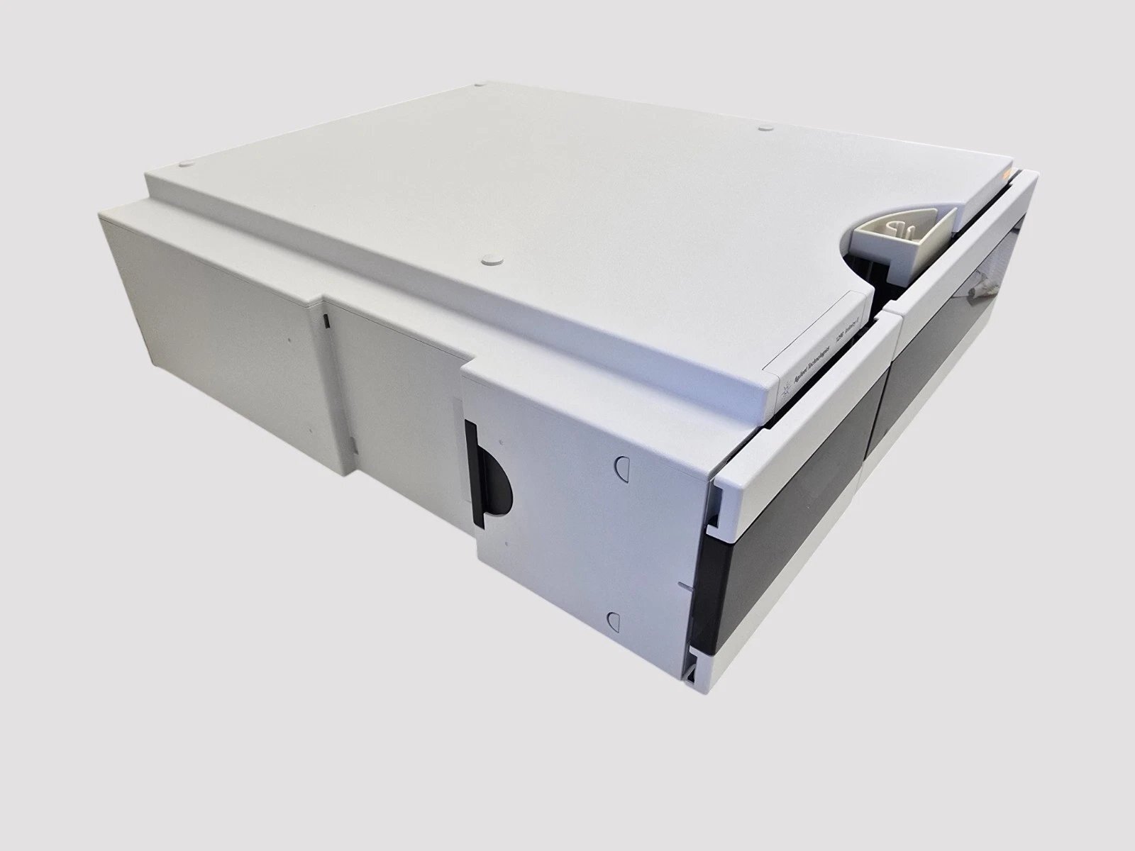 Photo Used AGILENT / HP / HEWLETT-PACKARD / KEYSIGHT 1260 Infinity II For Sale