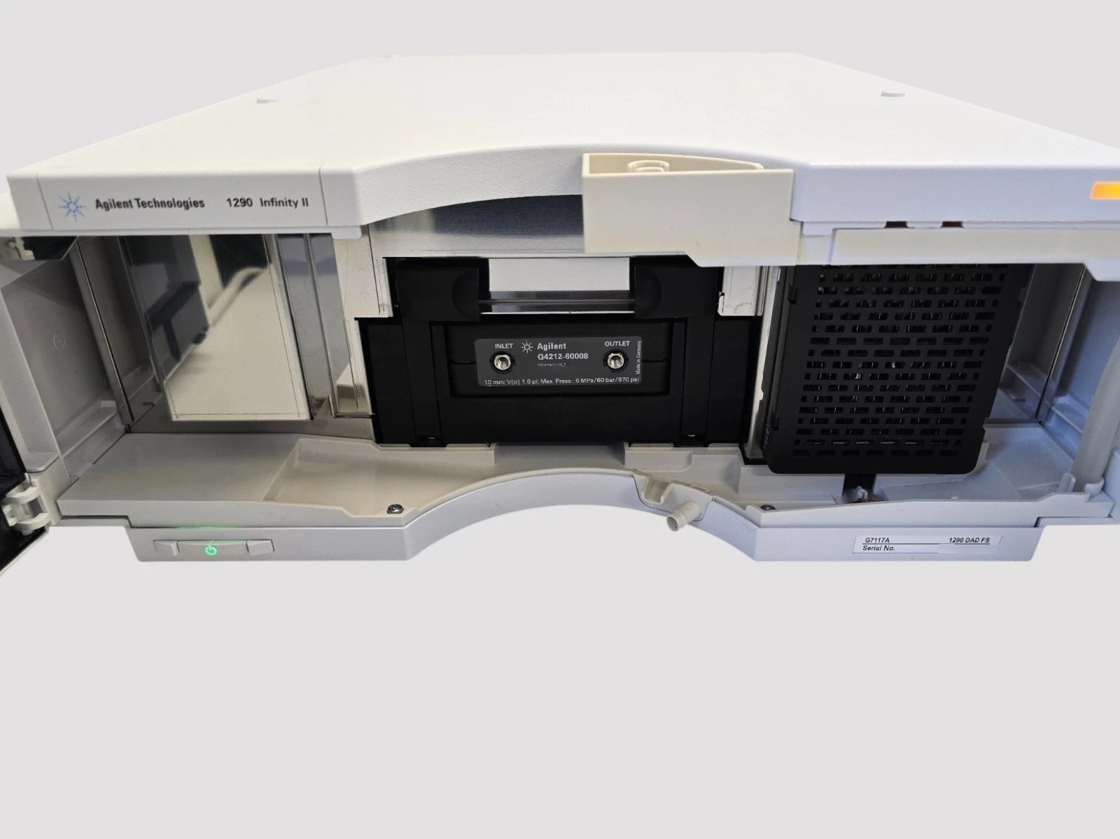 Photo Used AGILENT / HP / HEWLETT-PACKARD / KEYSIGHT 1260 Infinity II For Sale