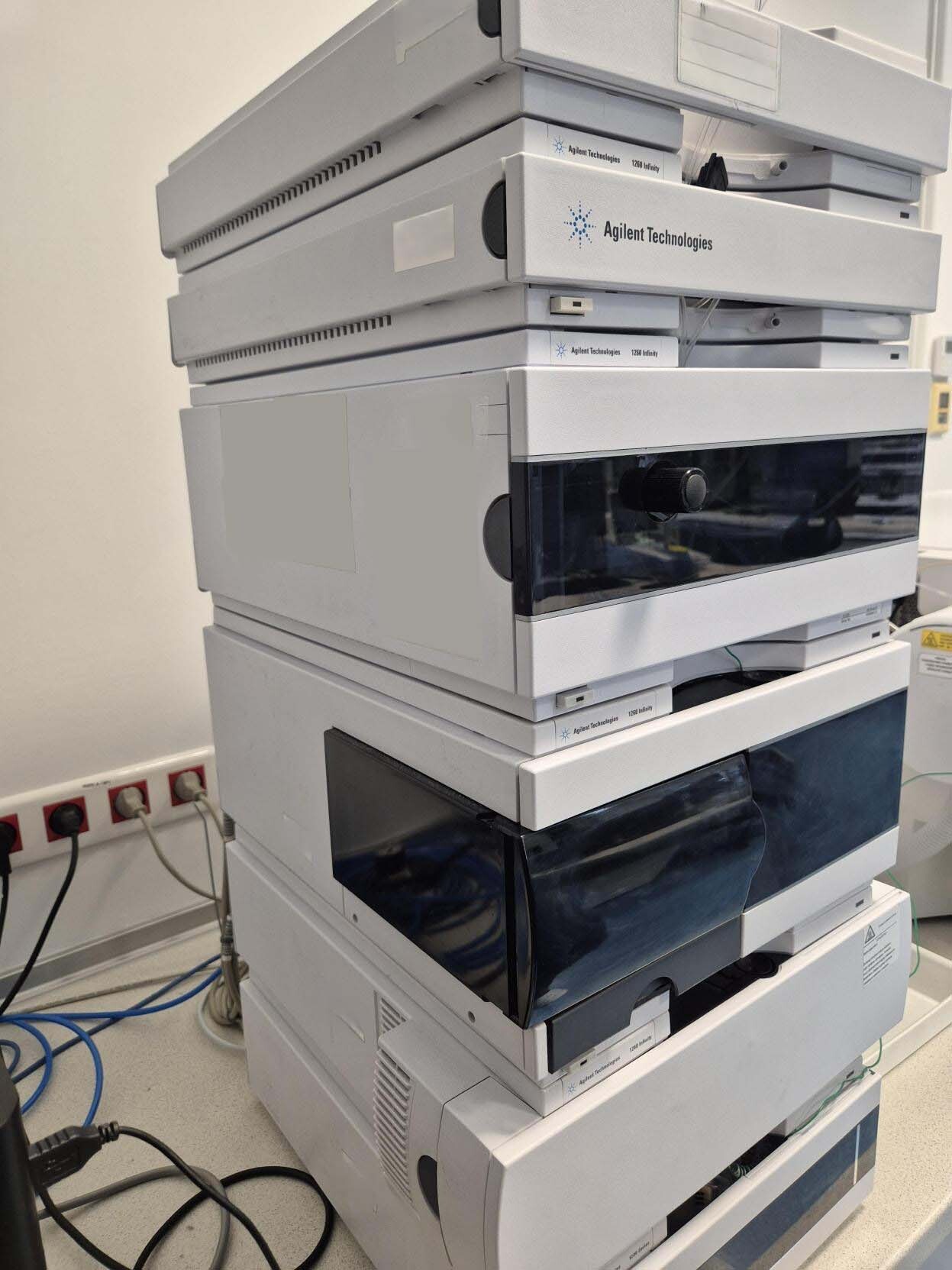 Photo Utilisé AGILENT / HP / HEWLETT-PACKARD / KEYSIGHT 1260 Series Infinity HPLC Stack À vendre