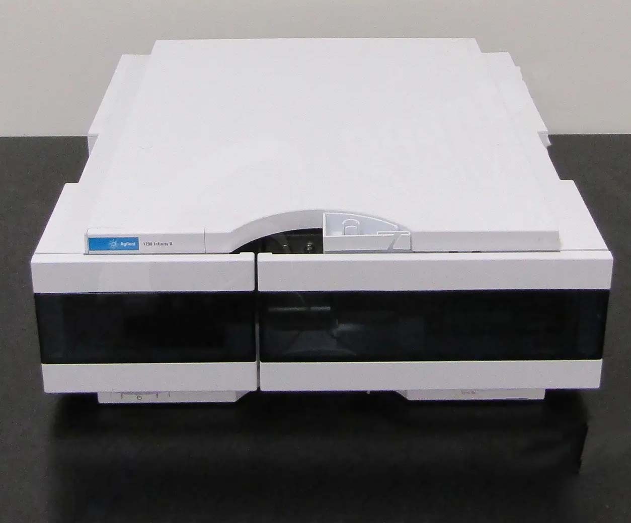 Photo Used AGILENT / HP / HEWLETT-PACKARD / KEYSIGHT 1290 Infinity II For Sale