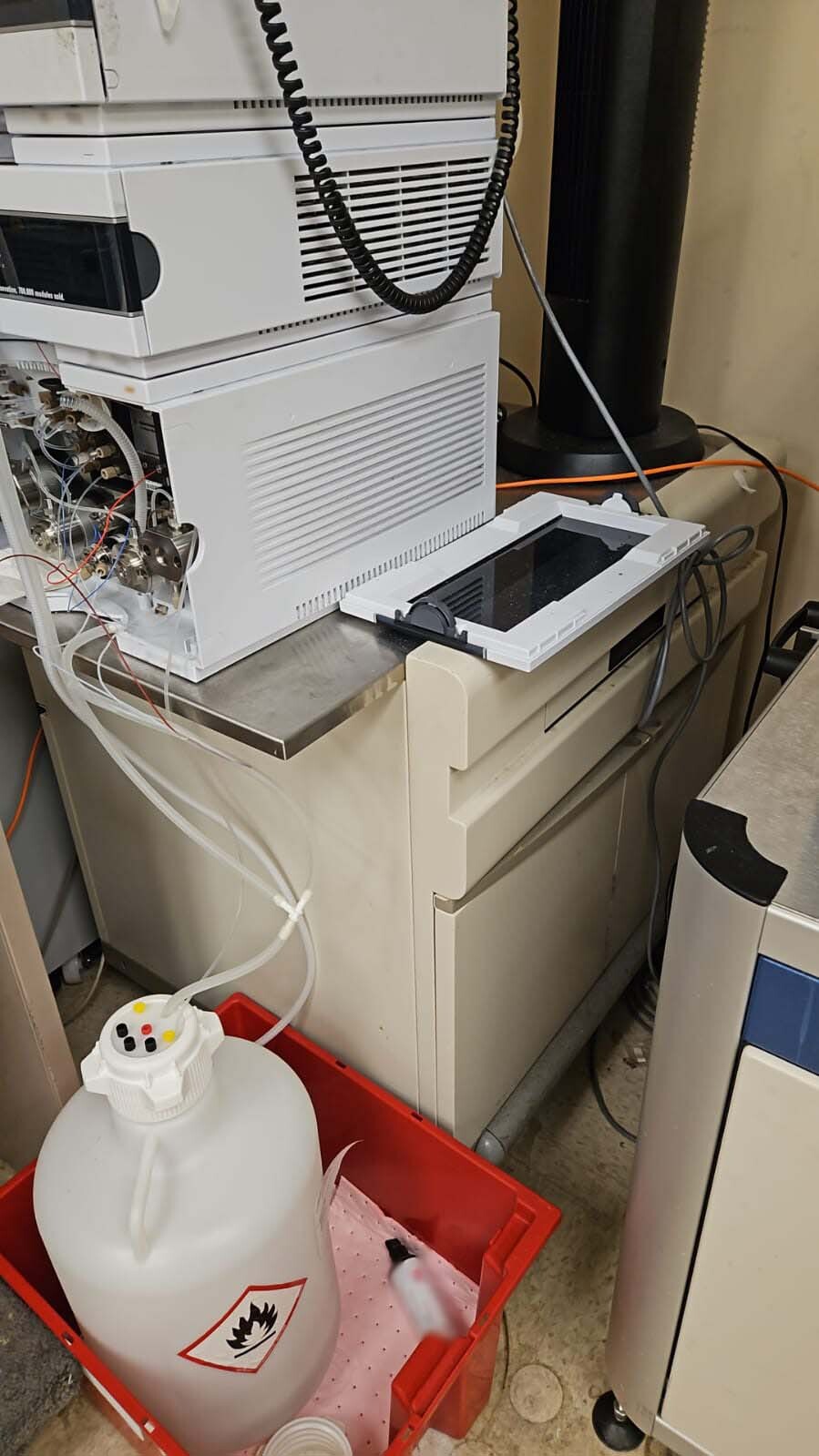 Photo Used AGILENT / HP / HEWLETT-PACKARD / KEYSIGHT 1290 Infinity For Sale