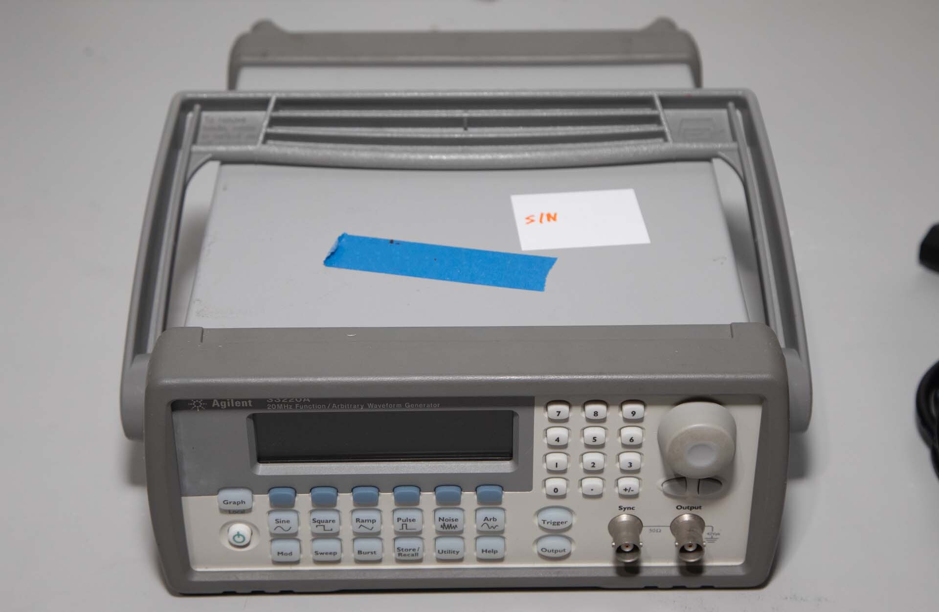 Photo Used AGILENT / HP / HEWLETT-PACKARD / KEYSIGHT 33220A For Sale