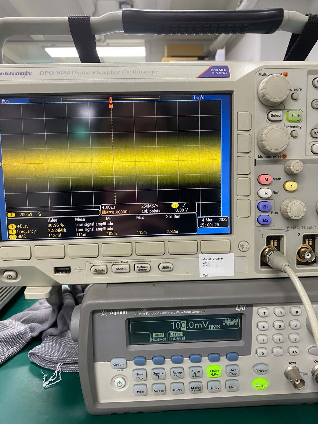 Photo Used AGILENT / HP / HEWLETT-PACKARD / KEYSIGHT 33220A For Sale