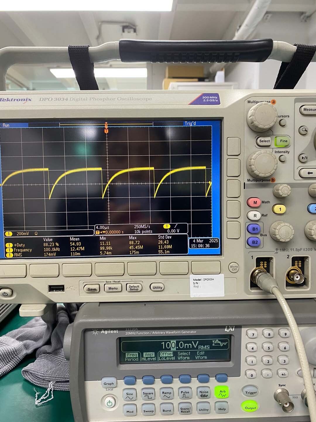 Photo Used AGILENT / HP / HEWLETT-PACKARD / KEYSIGHT 33220A For Sale
