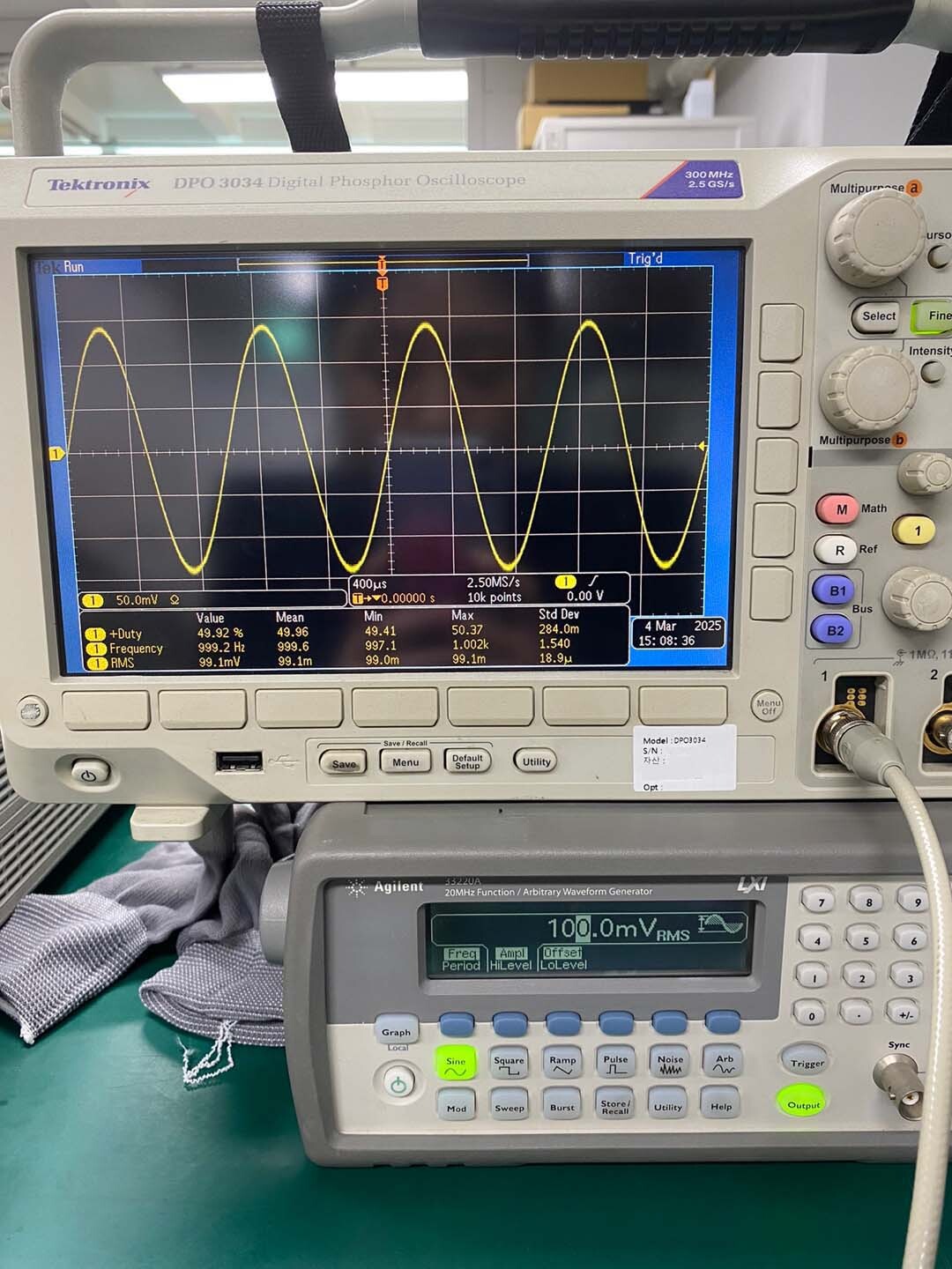 Photo Used AGILENT / HP / HEWLETT-PACKARD / KEYSIGHT 33220A For Sale