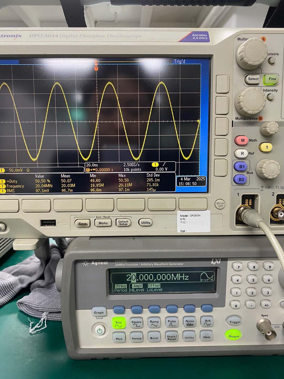 Photo Used AGILENT / HP / HEWLETT-PACKARD / KEYSIGHT 33220A For Sale