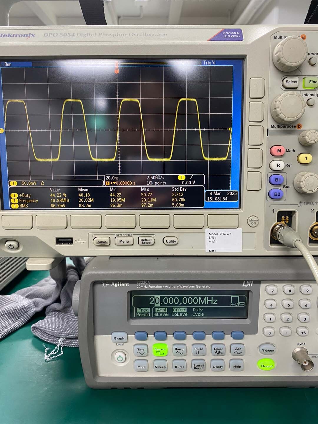 Photo Used AGILENT / HP / HEWLETT-PACKARD / KEYSIGHT 33220A For Sale