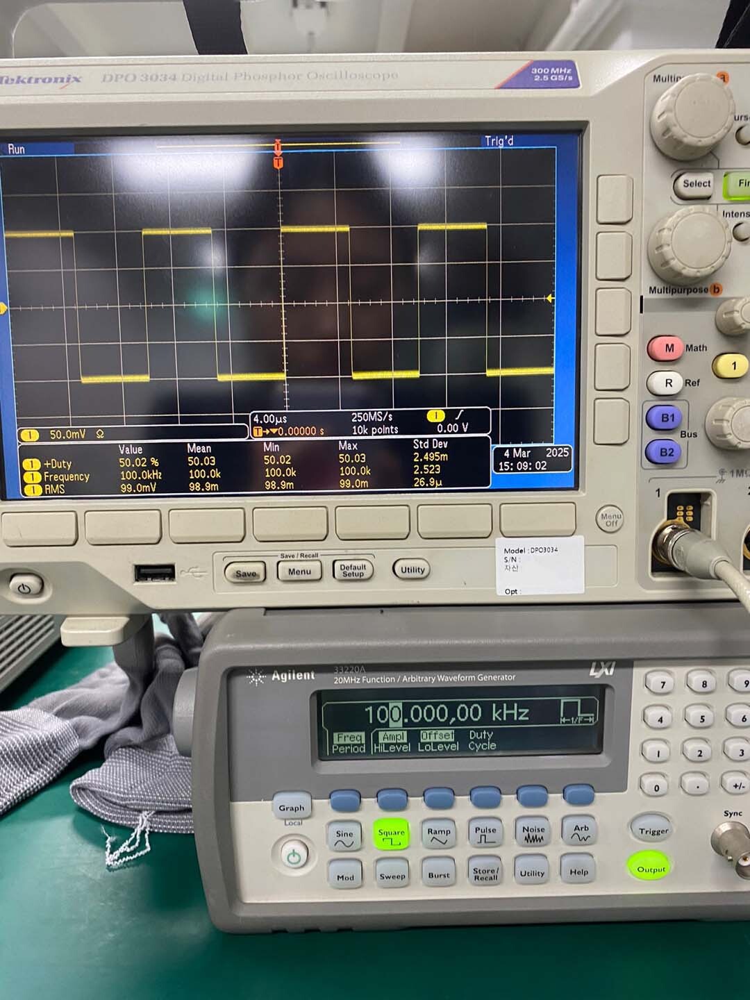 Photo Used AGILENT / HP / HEWLETT-PACKARD / KEYSIGHT 33220A For Sale