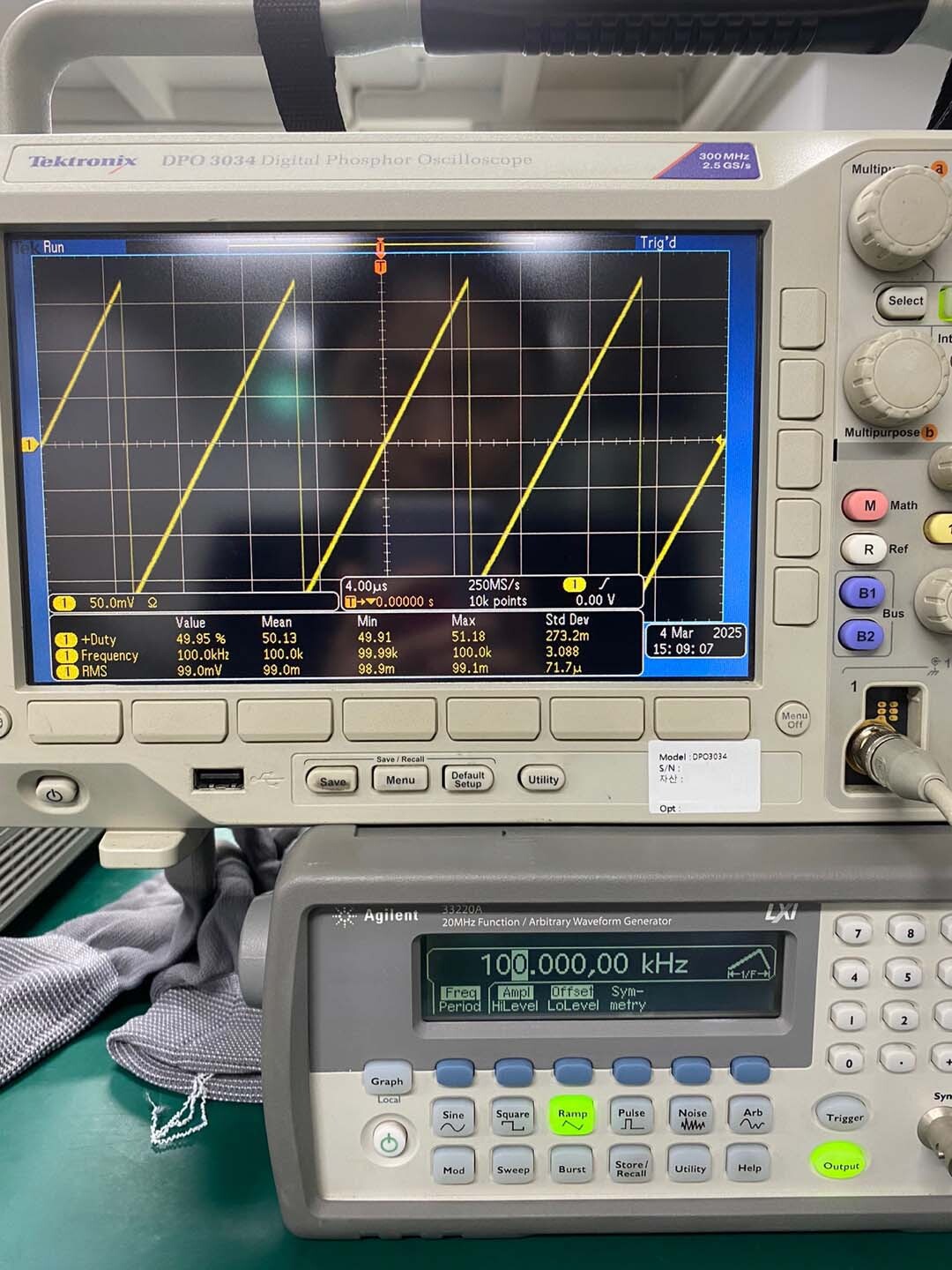Photo Used AGILENT / HP / HEWLETT-PACKARD / KEYSIGHT 33220A For Sale