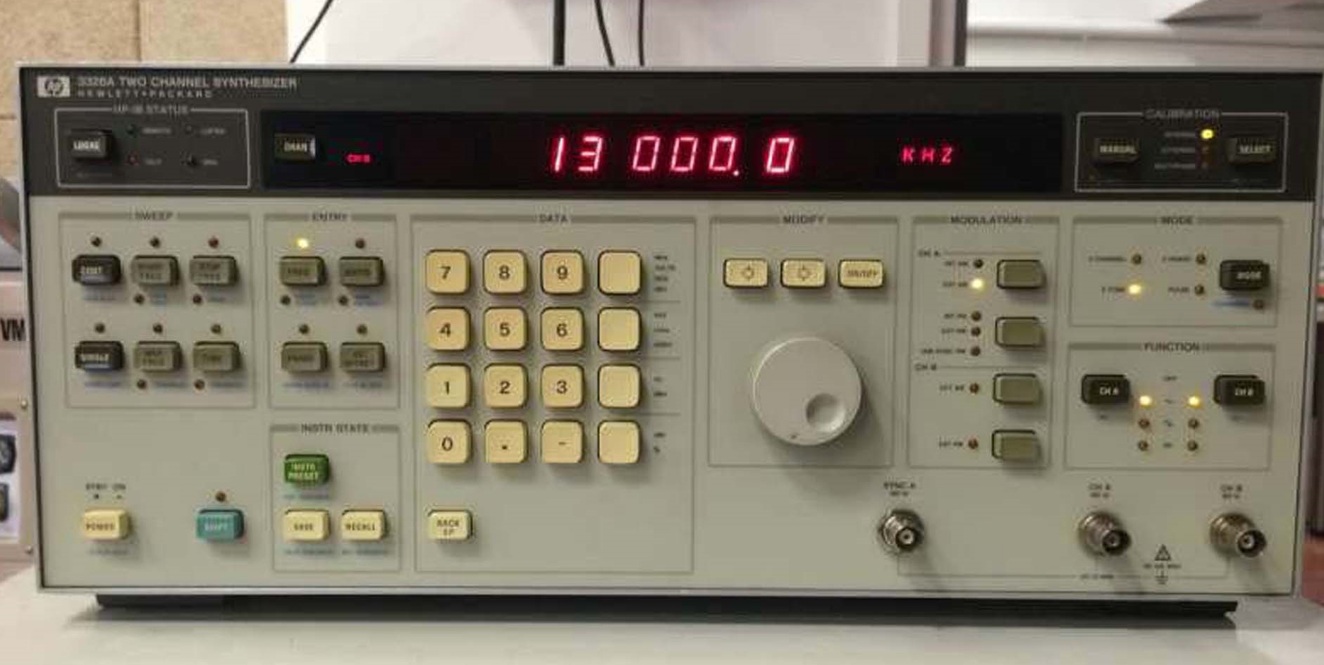 Photo Utilisé AGILENT / HP / HEWLETT-PACKARD / KEYSIGHT 3326A À vendre