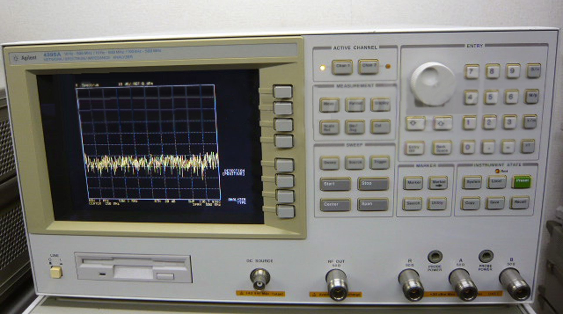 フォト（写真） 使用される AGILENT / HP / HEWLETT-PACKARD / KEYSIGHT 4395A 販売のために