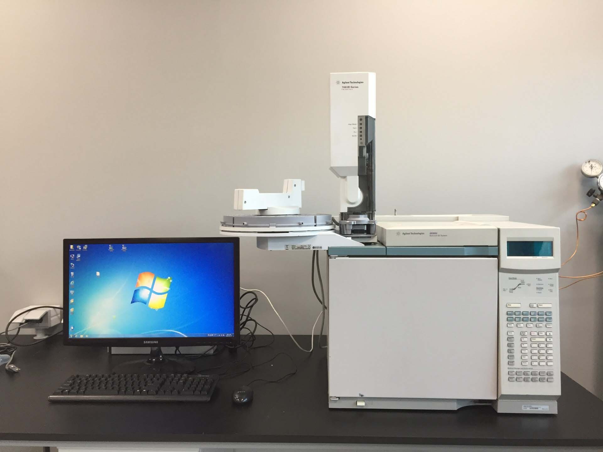 Photo Utilisé AGILENT / HP / HEWLETT-PACKARD / KEYSIGHT 6890 À vendre