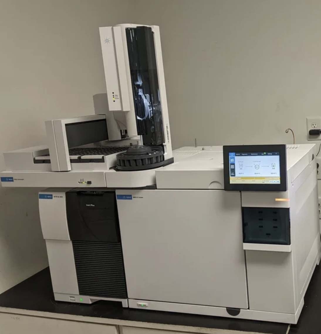 Photo Utilisé AGILENT / HP / HEWLETT-PACKARD / KEYSIGHT 6890 À vendre