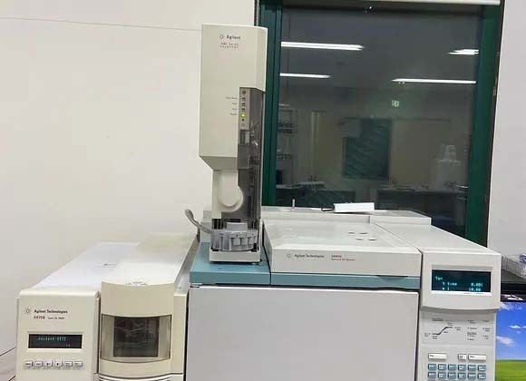 Photo Used AGILENT / HP / HEWLETT-PACKARD / KEYSIGHT 6890N / 5975B For Sale