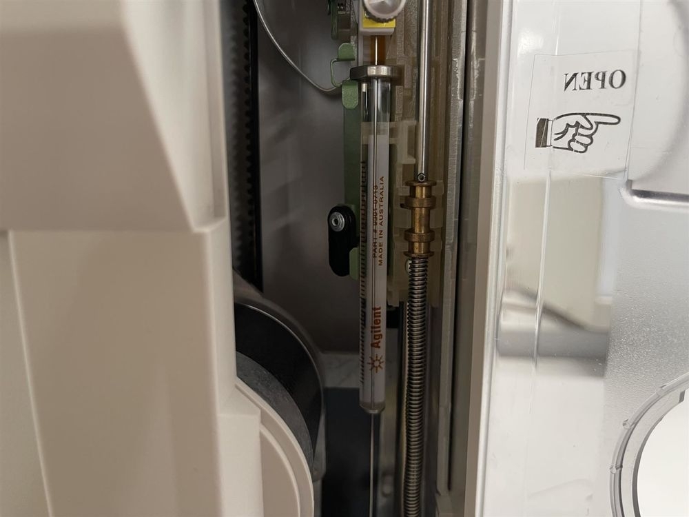 Photo Used AGILENT / HP / HEWLETT-PACKARD / KEYSIGHT 6890N For Sale
