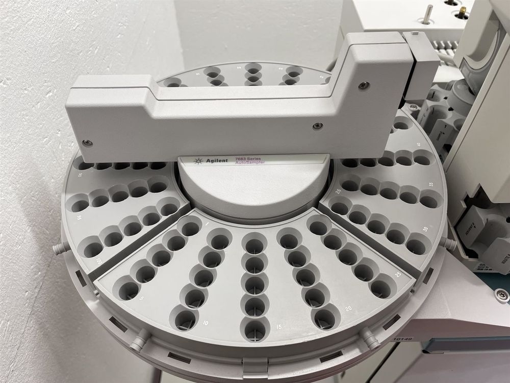 Photo Used AGILENT / HP / HEWLETT-PACKARD / KEYSIGHT 6890N For Sale