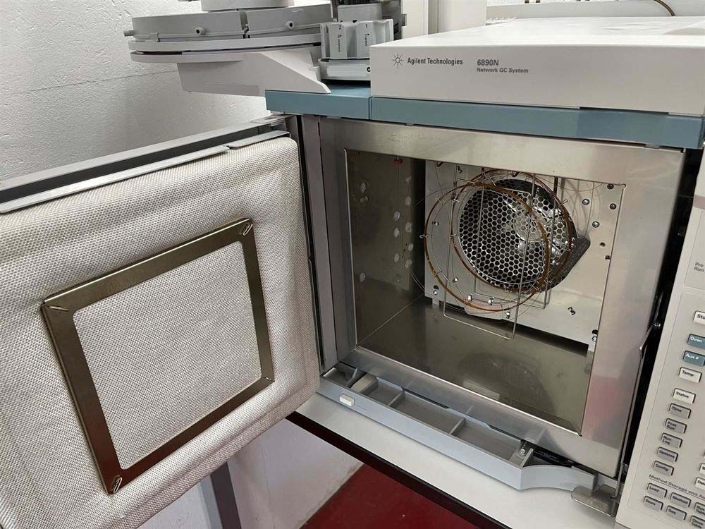 Photo Used AGILENT / HP / HEWLETT-PACKARD / KEYSIGHT 6890N For Sale