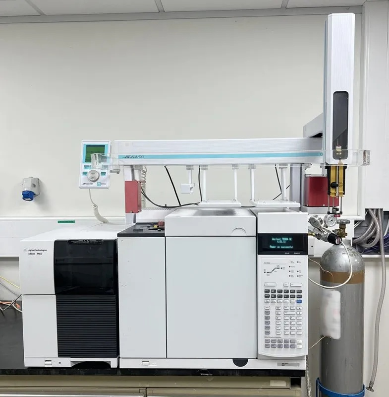 Foto Verwendet AGILENT / HP / HEWLETT-PACKARD / KEYSIGHT 7890B / 5977B Zum Verkauf