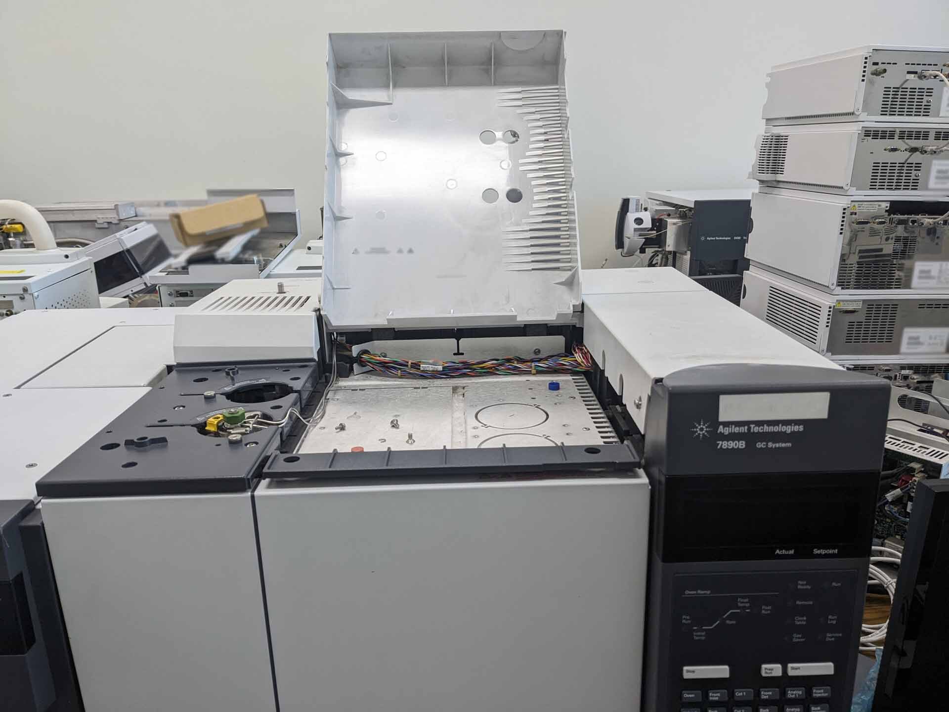 Photo Used AGILENT / HP / HEWLETT-PACKARD / KEYSIGHT 7890B / 7000C For Sale