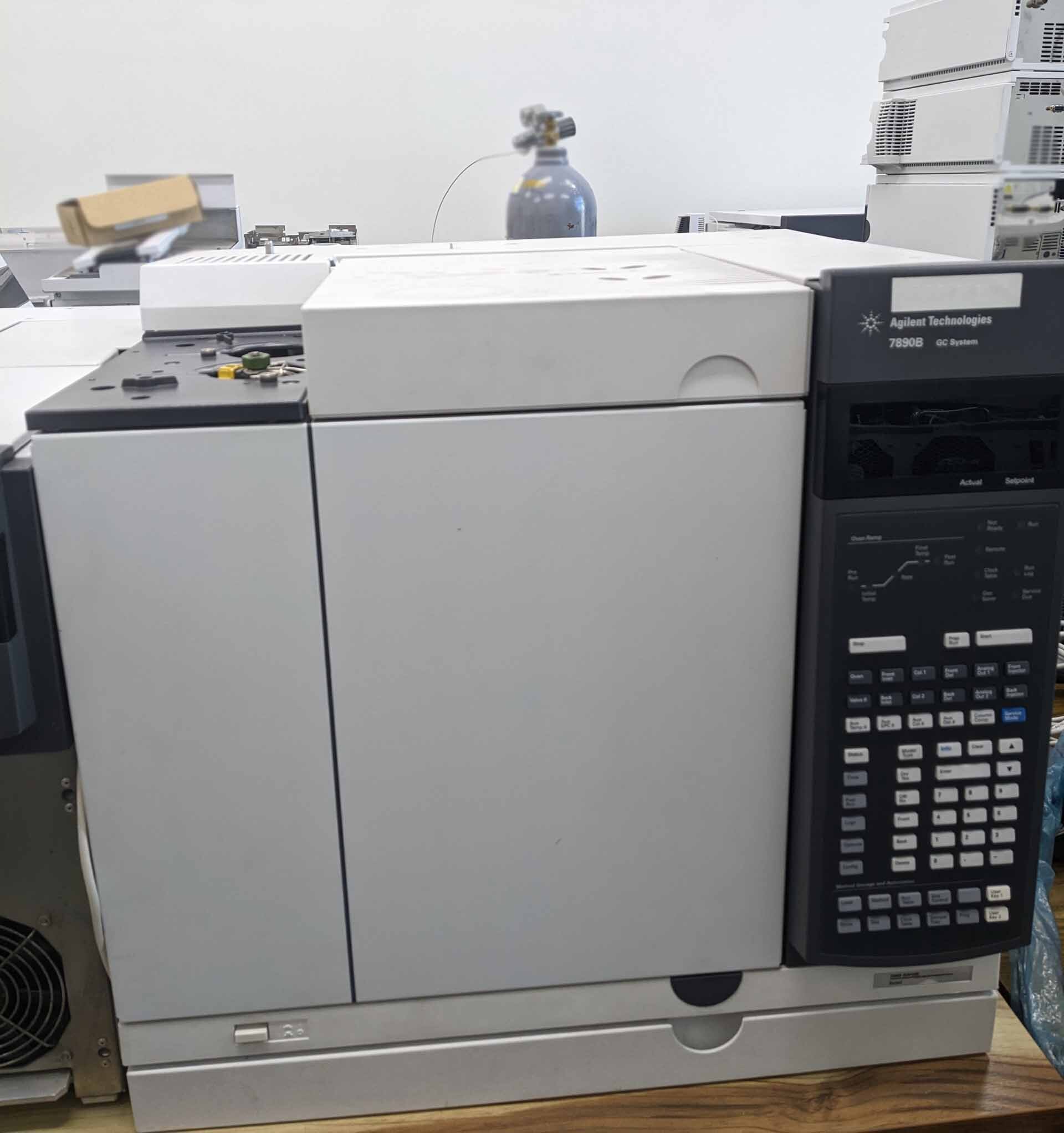 Photo Used AGILENT / HP / HEWLETT-PACKARD / KEYSIGHT 7890B / 7000C For Sale