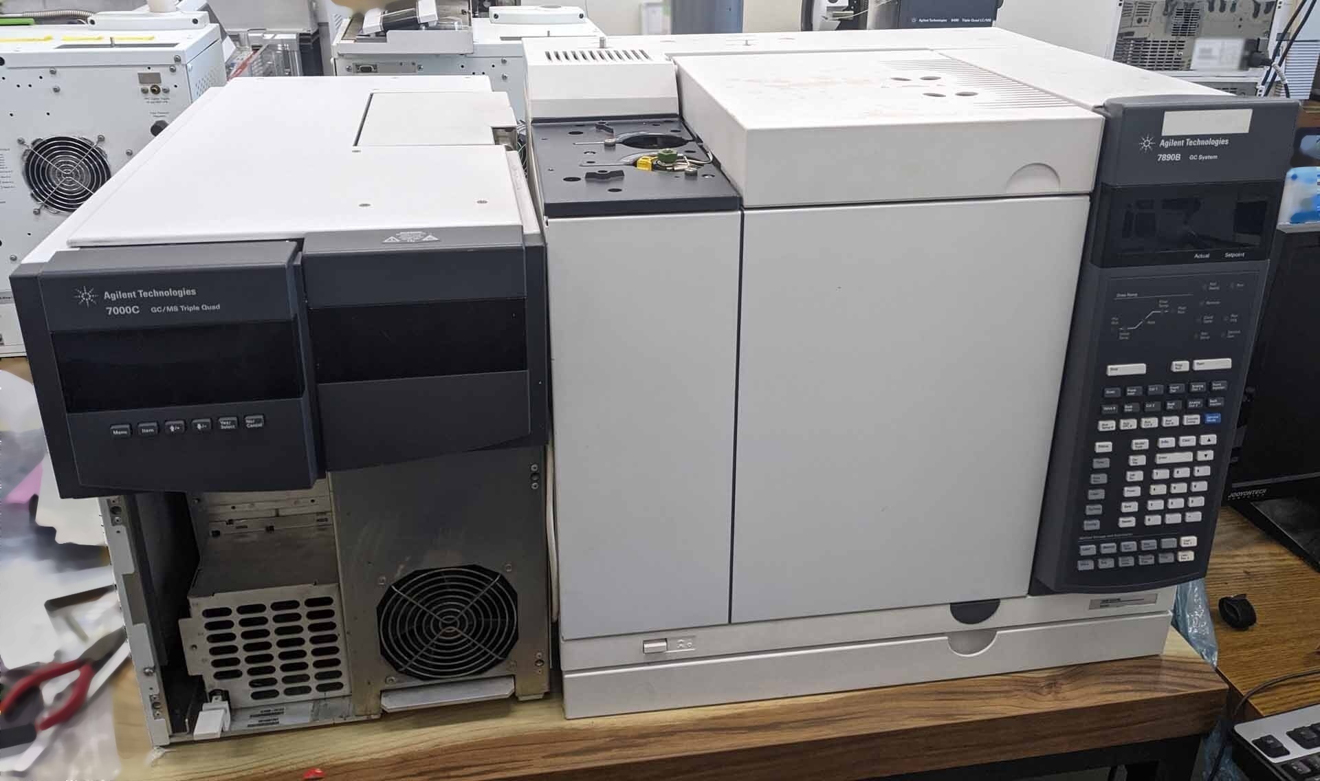 Foto Verwendet AGILENT / HP / HEWLETT-PACKARD / KEYSIGHT 7890B / 7000C Zum Verkauf