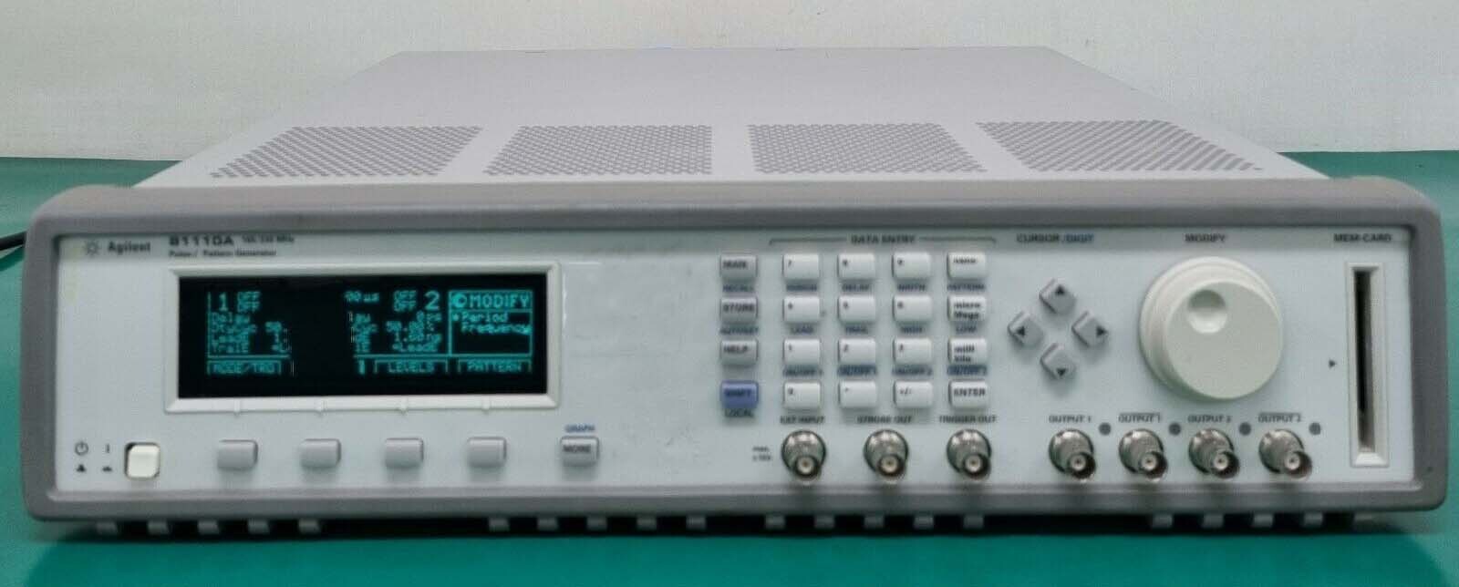 フォト（写真） 使用される AGILENT / HP / HEWLETT-PACKARD / KEYSIGHT 81110A 販売のために