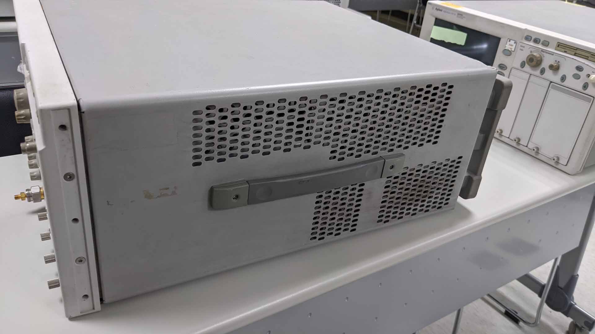 Foto Verwendet AGILENT / HP / HEWLETT-PACKARD / KEYSIGHT 86100A Zum Verkauf