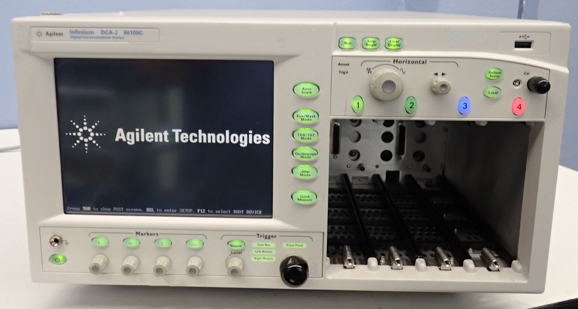 Foto Verwendet AGILENT / HP / HEWLETT-PACKARD / KEYSIGHT Infiniium DCA-J 86100C Zum Verkauf