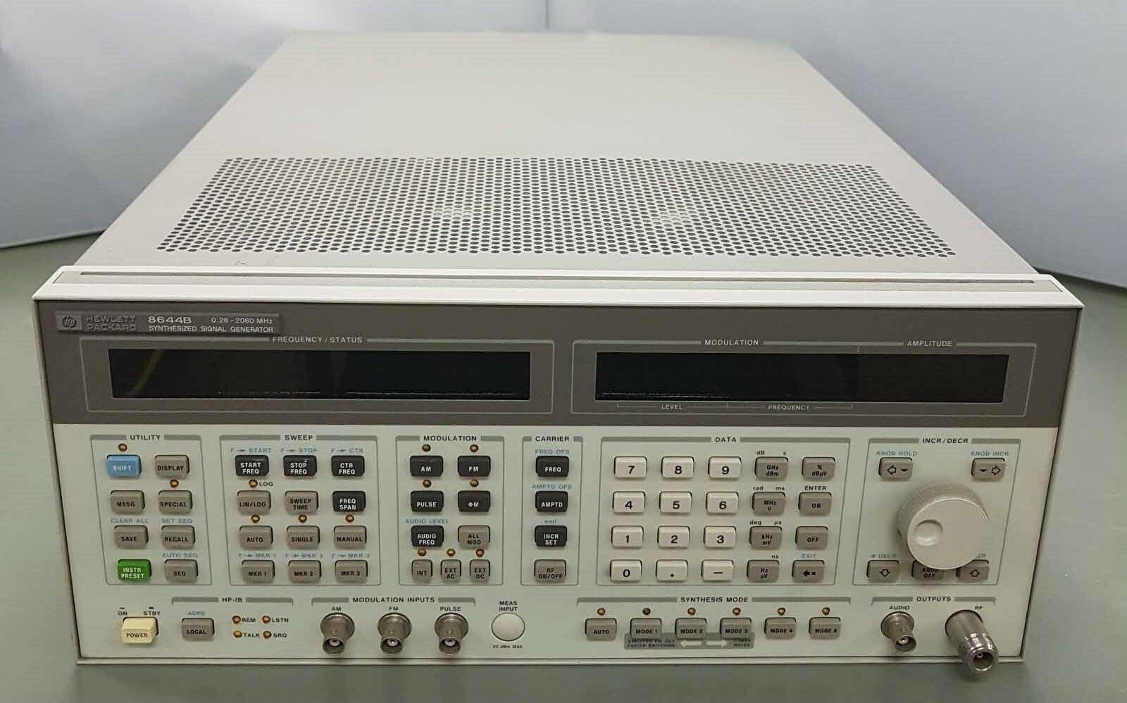 Foto Verwendet AGILENT / HP / HEWLETT-PACKARD / KEYSIGHT 8644B Zum Verkauf