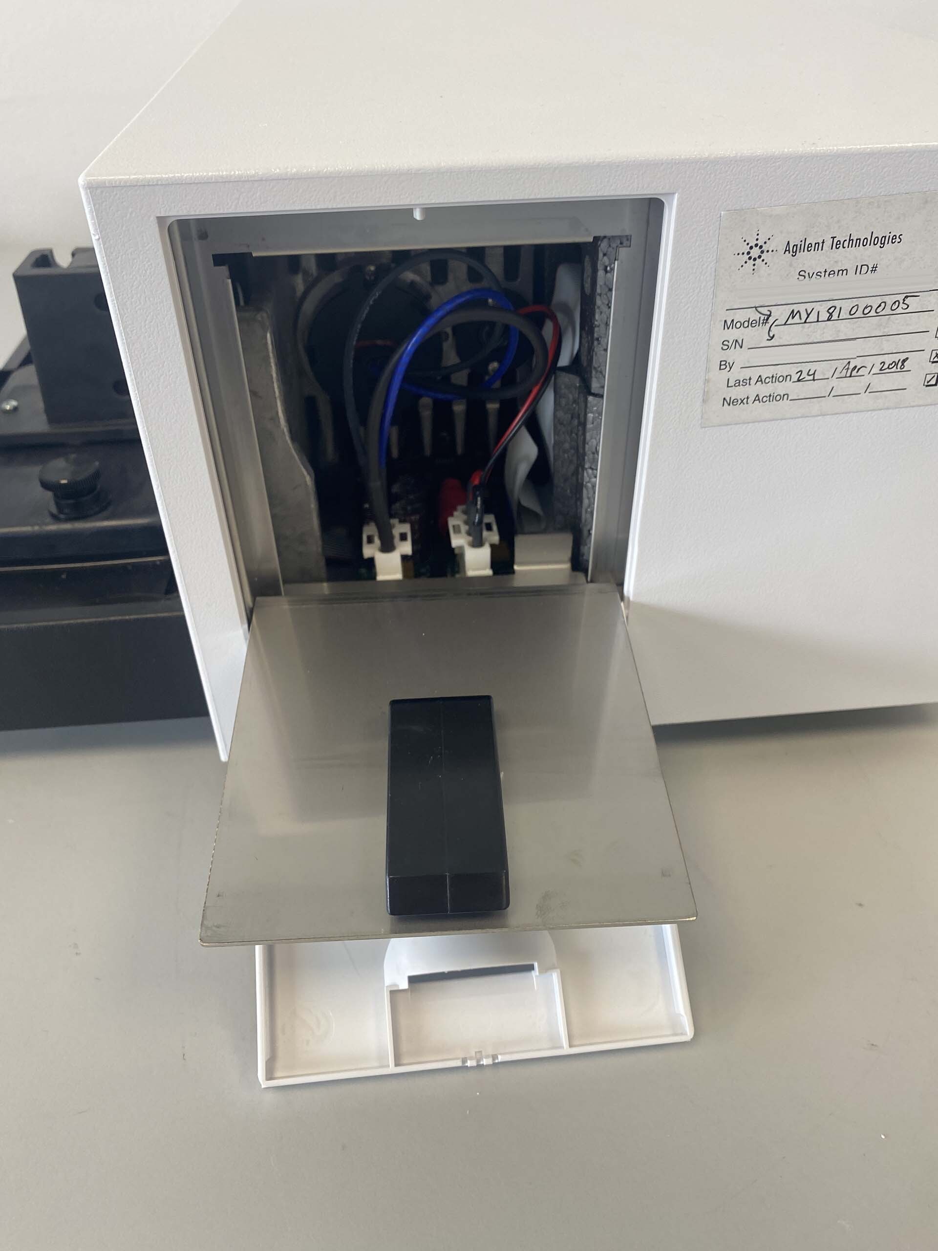 Photo Utilisé AGILENT / HP / HEWLETT-PACKARD / KEYSIGHT Cary 8454 À vendre