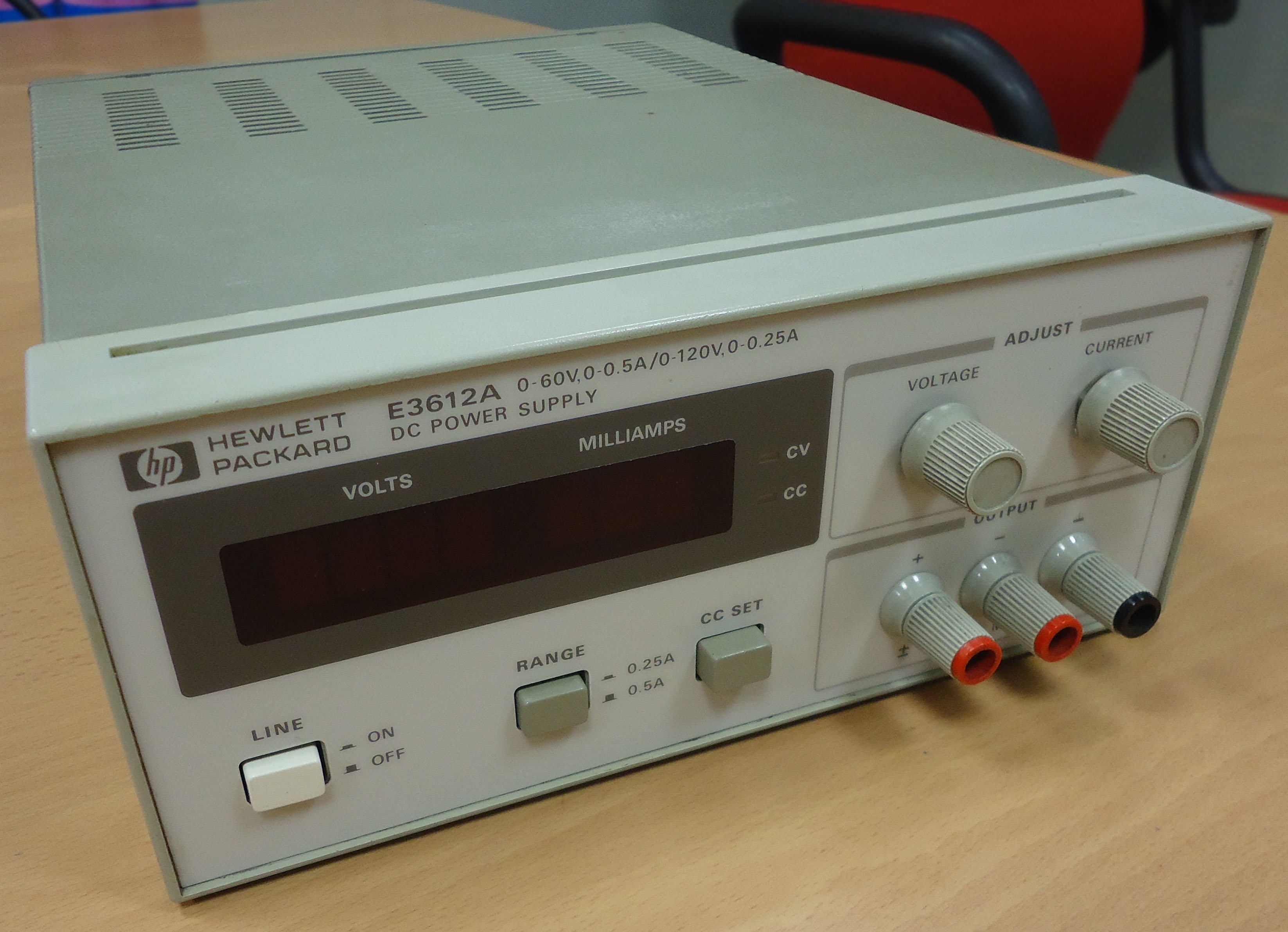 Foto Verwendet AGILENT / HP / HEWLETT-PACKARD / KEYSIGHT E3612A Zum Verkauf