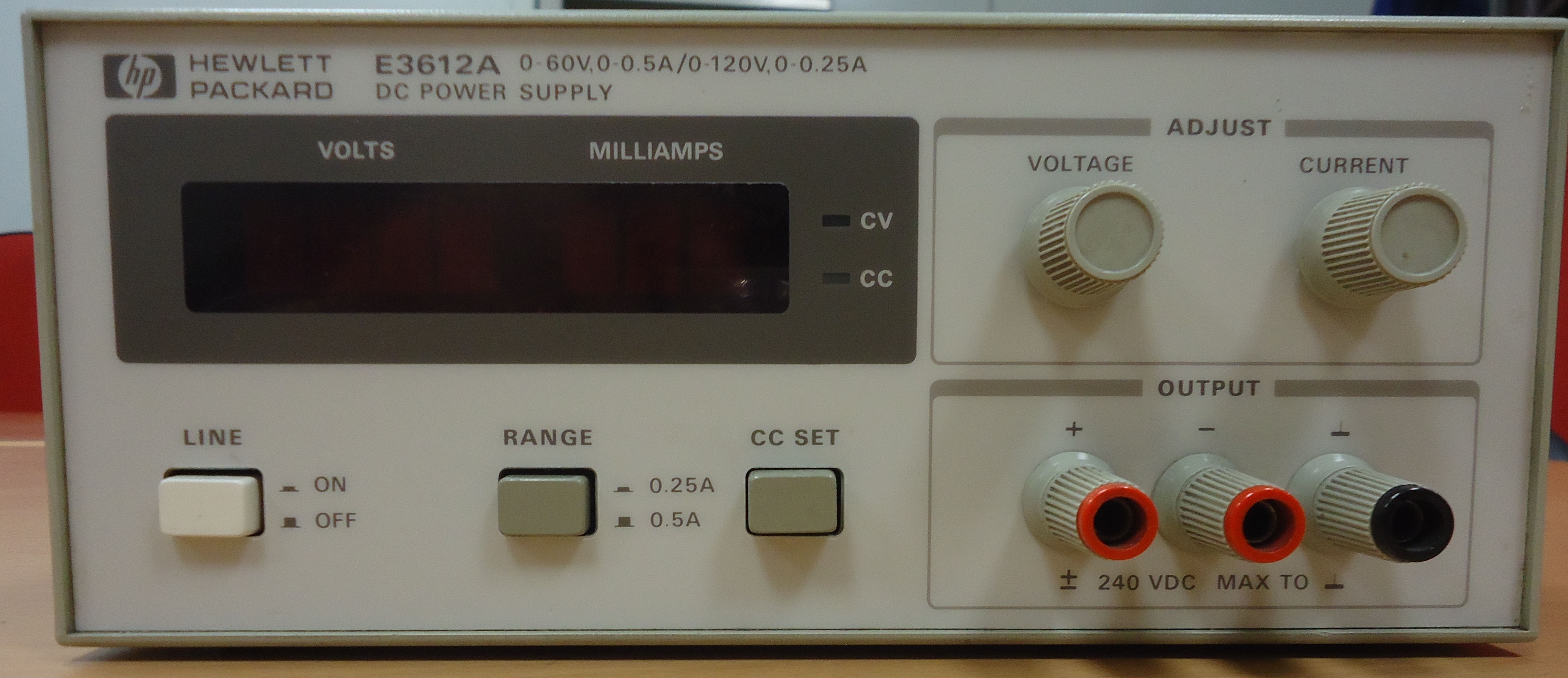 Foto Verwendet AGILENT / HP / HEWLETT-PACKARD / KEYSIGHT E3612A Zum Verkauf