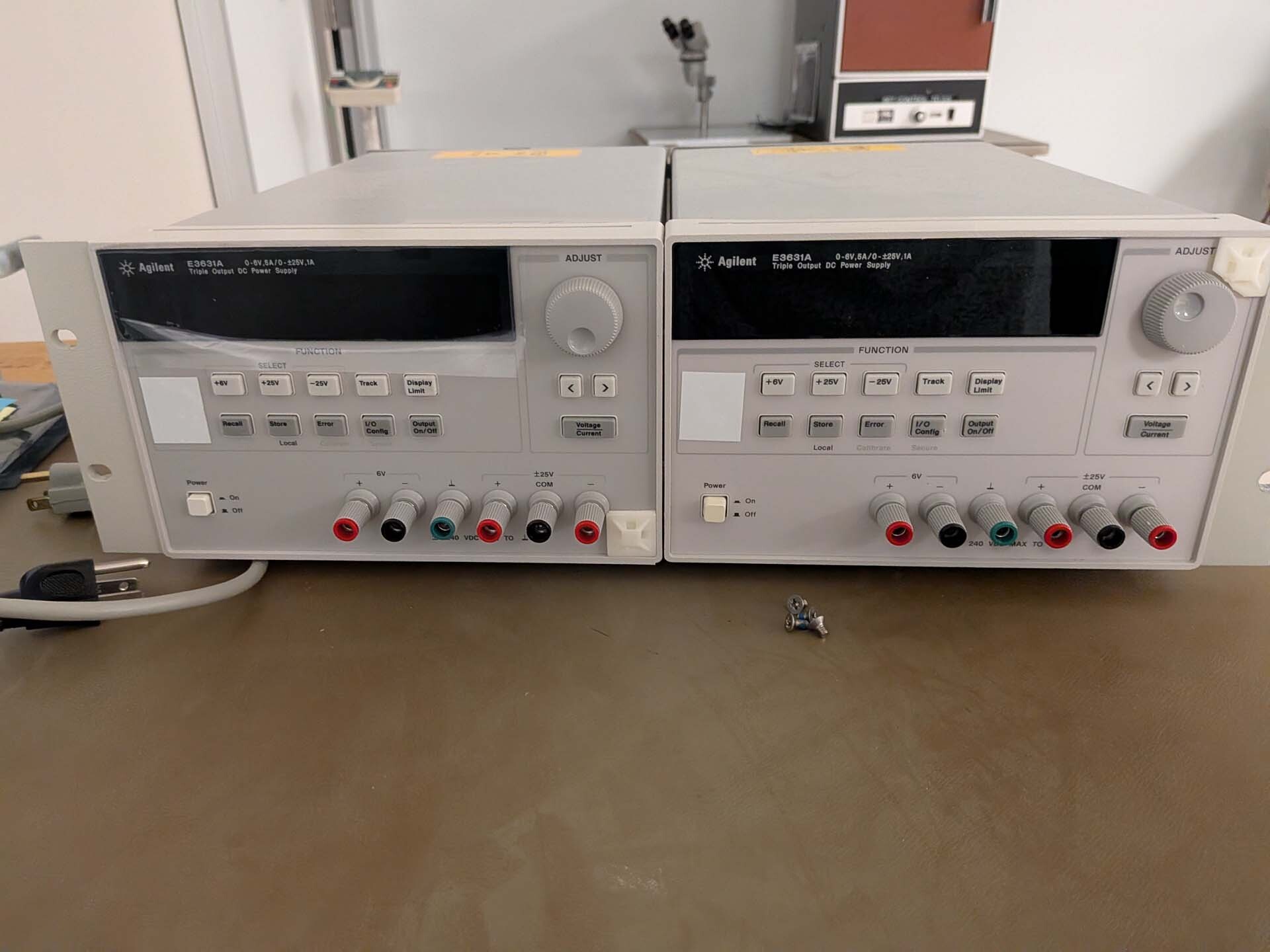 Foto Verwendet AGILENT / HP / HEWLETT-PACKARD / KEYSIGHT E3631A Zum Verkauf