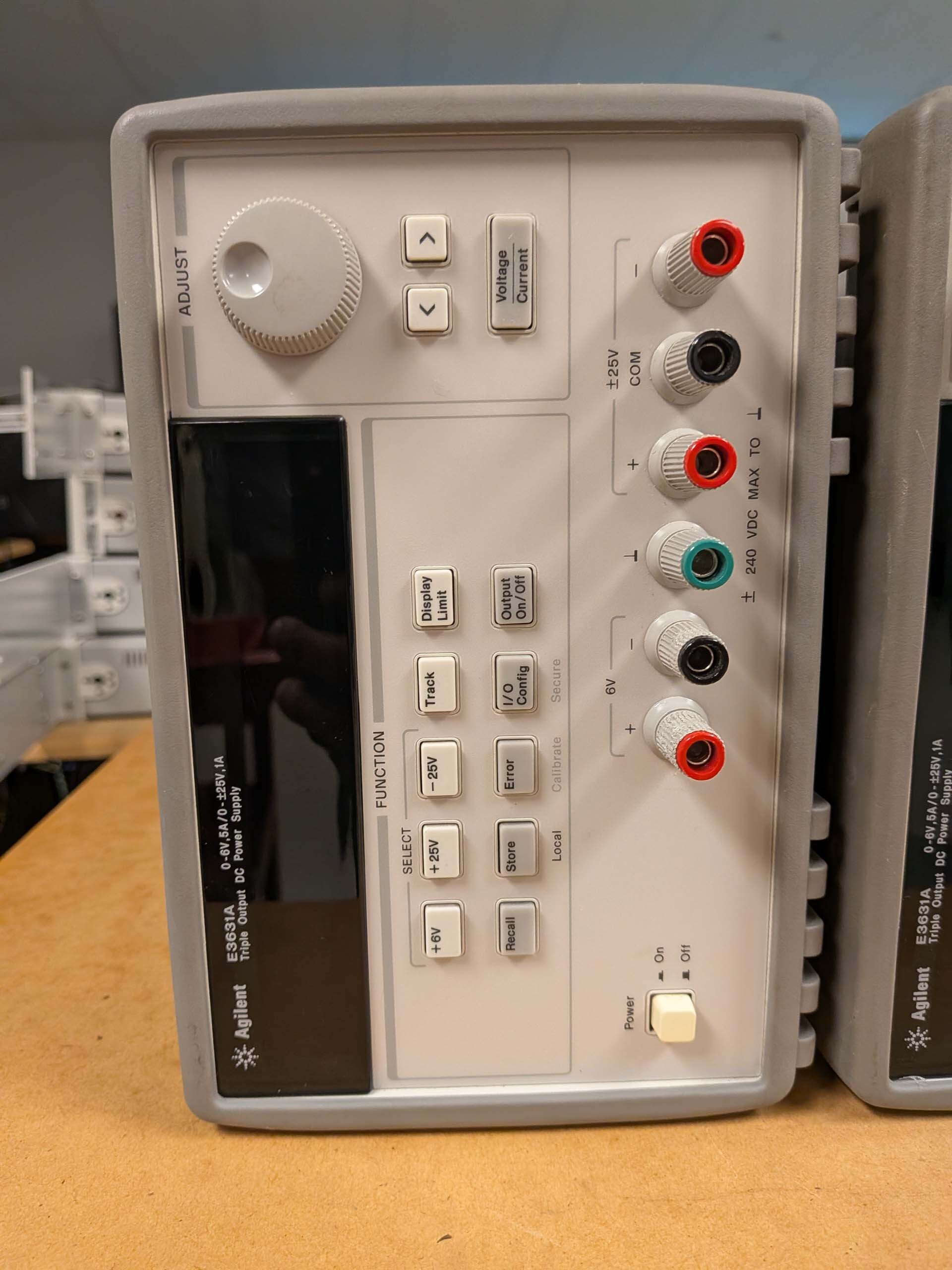 Foto Verwendet AGILENT / HP / HEWLETT-PACKARD / KEYSIGHT E3631A Zum Verkauf