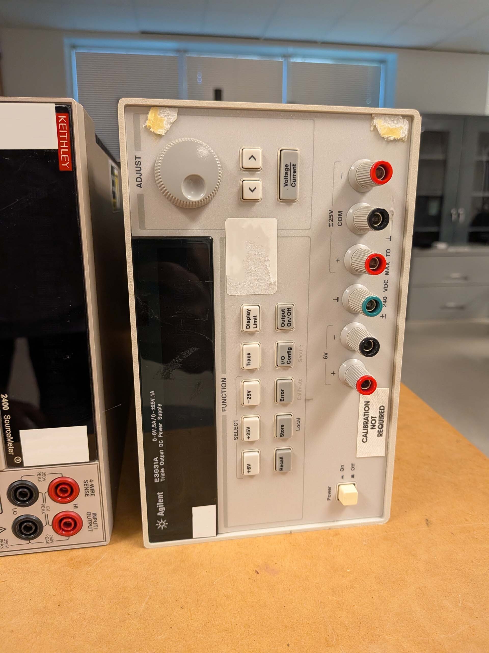 Foto Verwendet AGILENT / HP / HEWLETT-PACKARD / KEYSIGHT E3631A Zum Verkauf