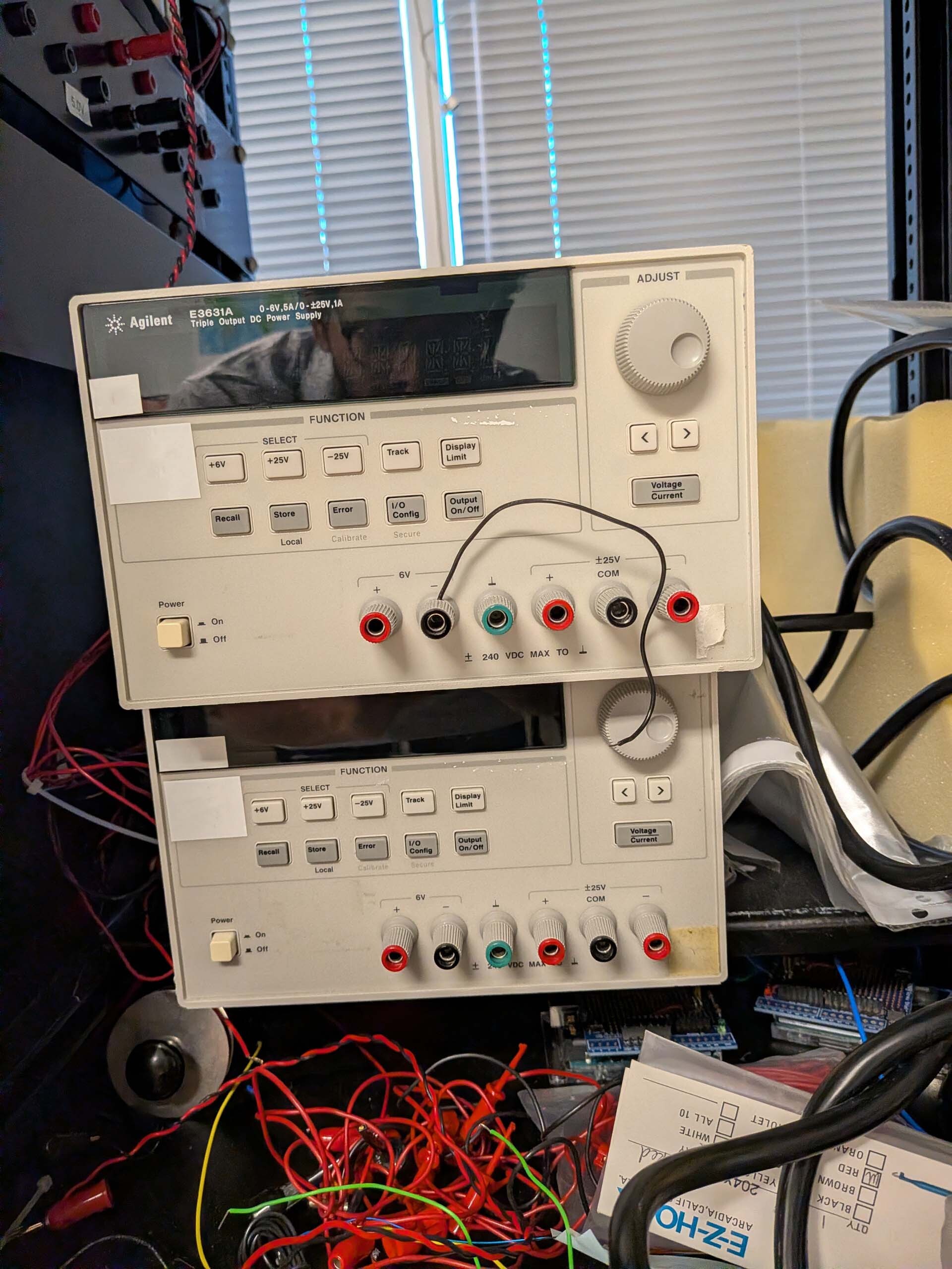 Foto Verwendet AGILENT / HP / HEWLETT-PACKARD / KEYSIGHT E3631A Zum Verkauf