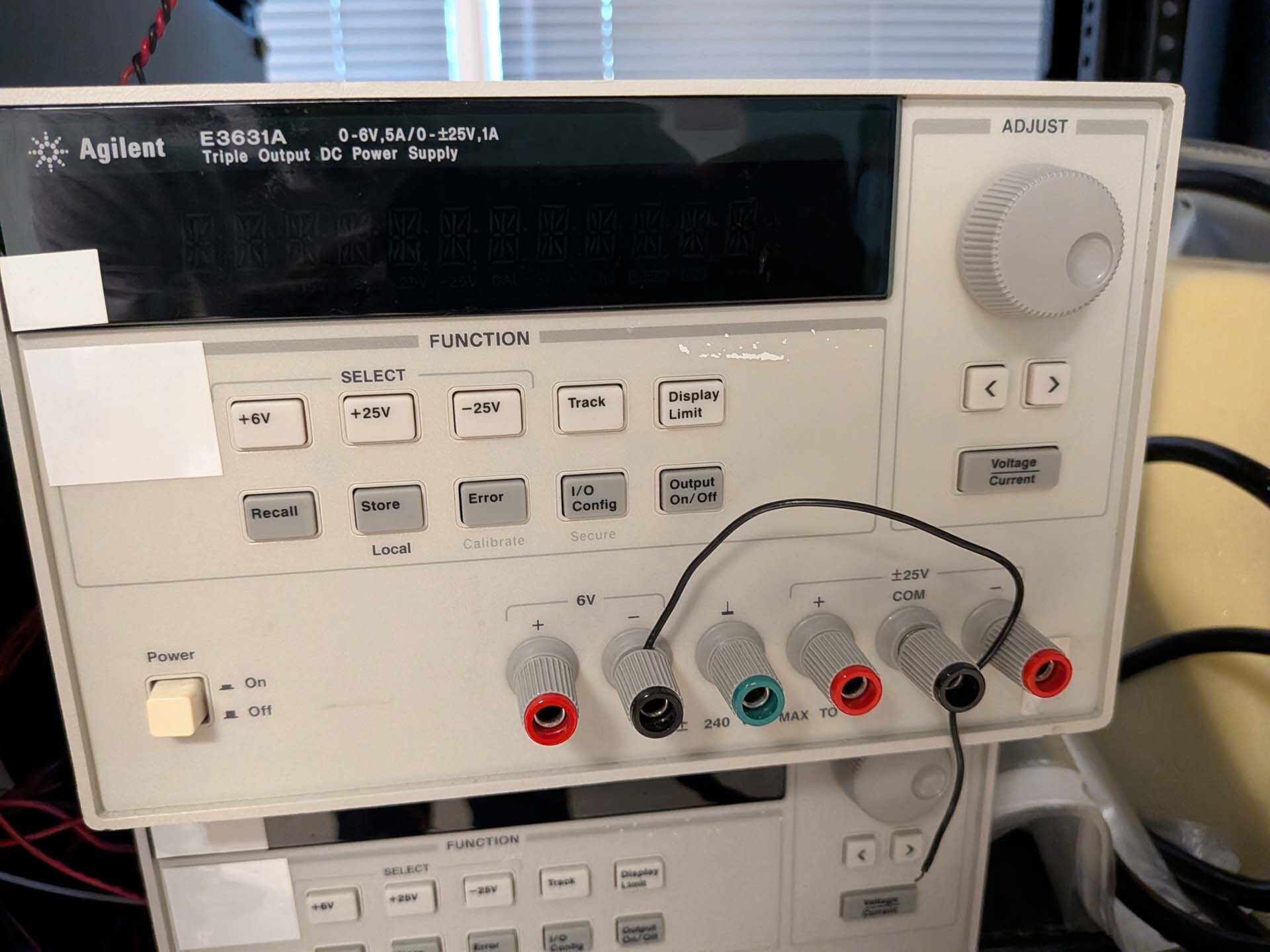Foto Verwendet AGILENT / HP / HEWLETT-PACKARD / KEYSIGHT E3631A Zum Verkauf