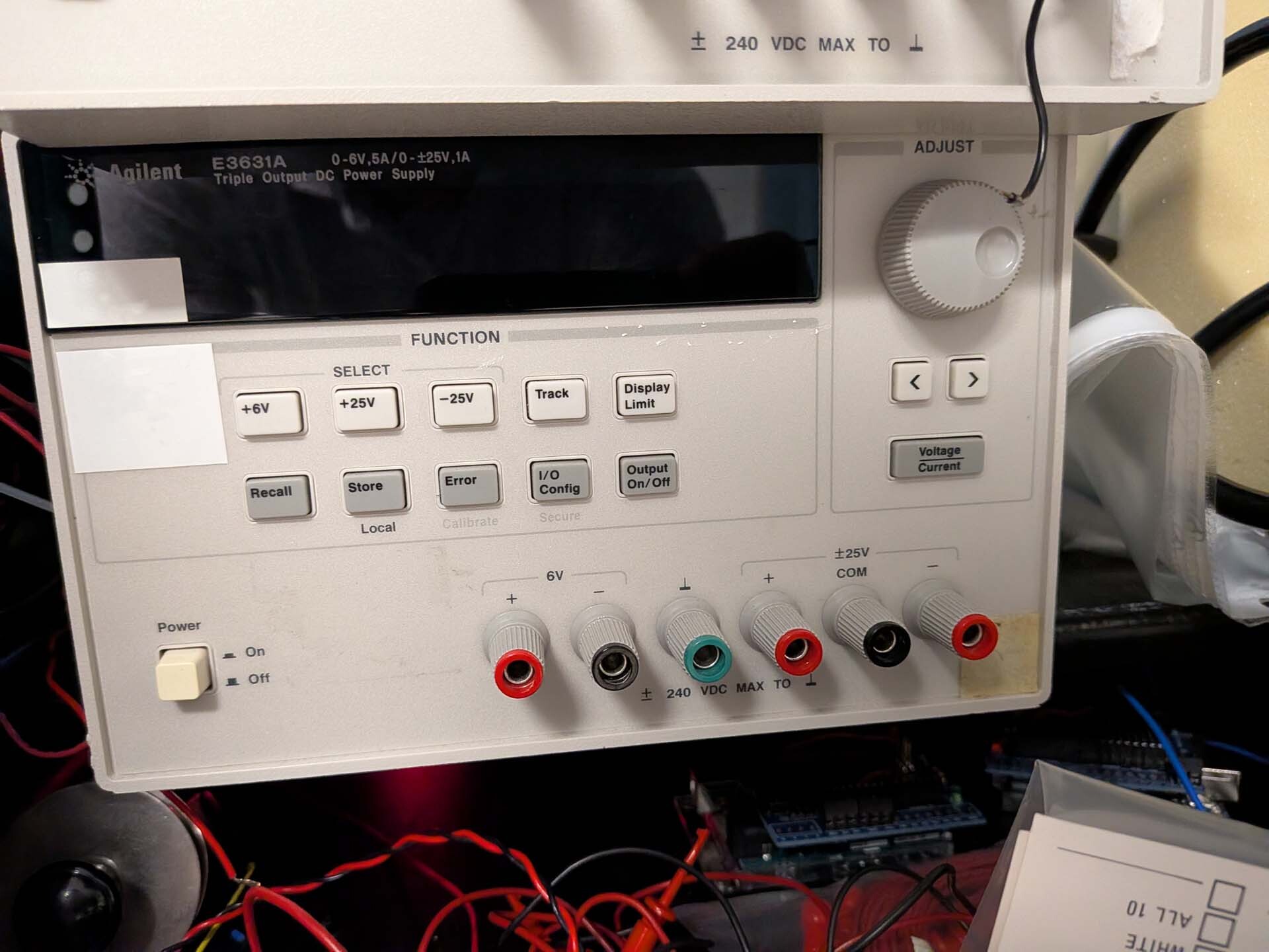 Foto Verwendet AGILENT / HP / HEWLETT-PACKARD / KEYSIGHT E3631A Zum Verkauf