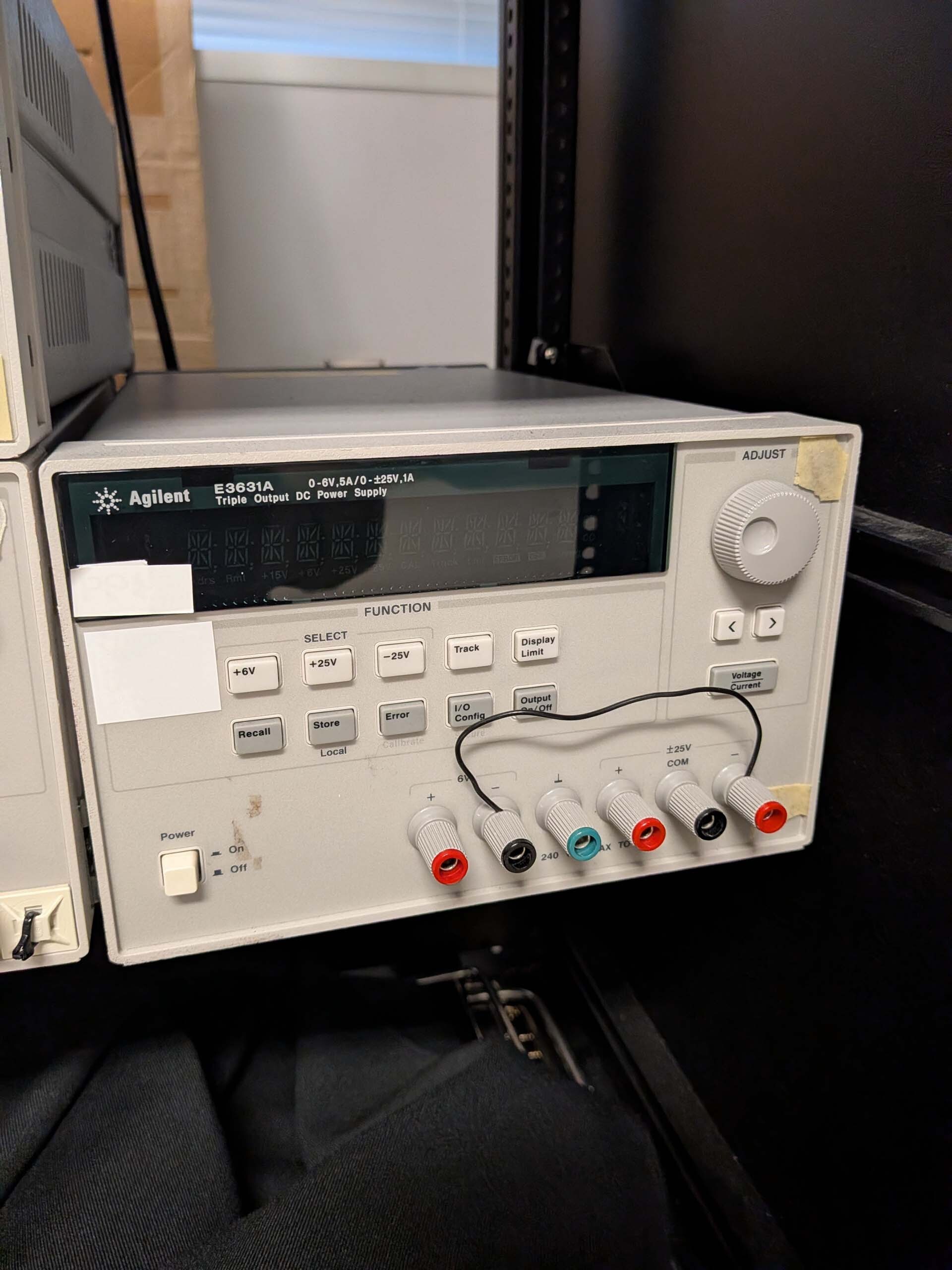 Foto Verwendet AGILENT / HP / HEWLETT-PACKARD / KEYSIGHT E3631A Zum Verkauf