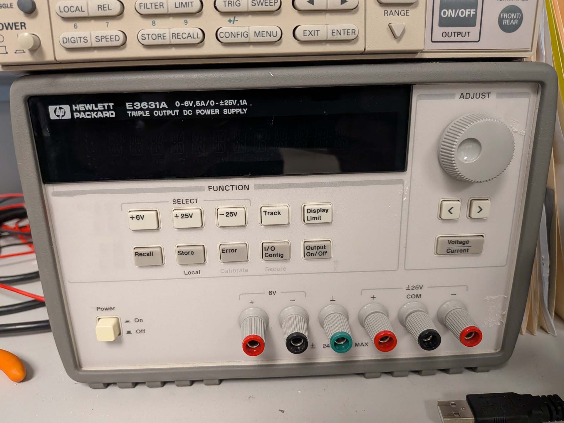 Foto Verwendet AGILENT / HP / HEWLETT-PACKARD / KEYSIGHT E3631A Zum Verkauf