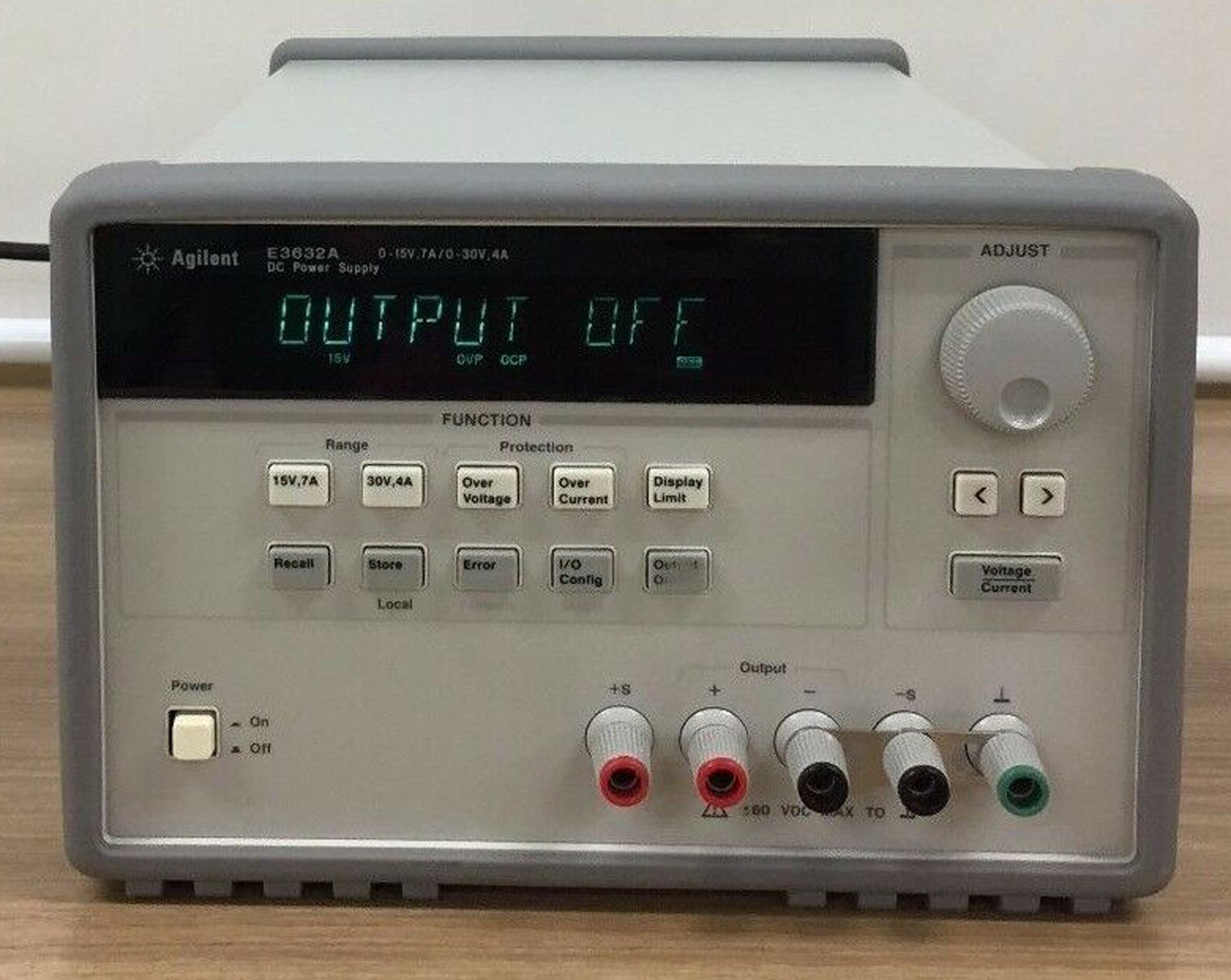 Foto Verwendet AGILENT / HP / HEWLETT-PACKARD / KEYSIGHT E3632A Zum Verkauf